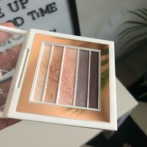Rihanna Mac collar eyeshadow pallet